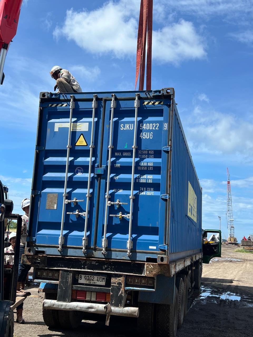 PAL covered cargo loading documentation with crane lifting